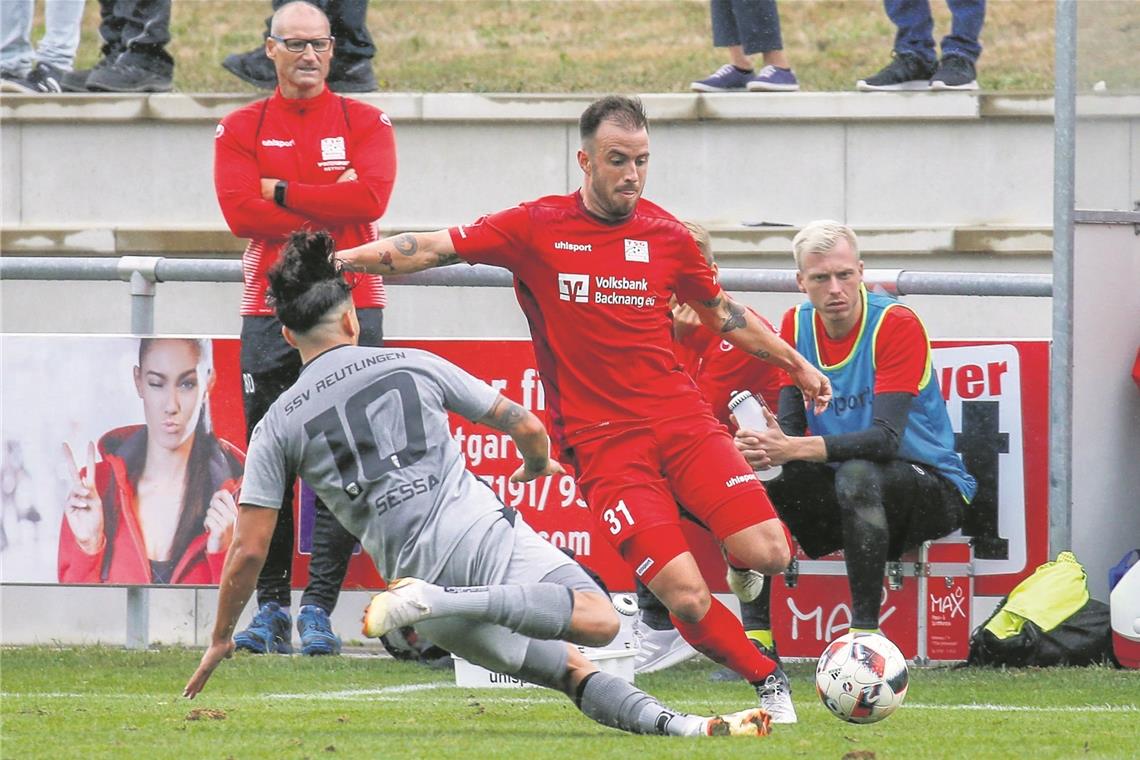 Defensivmann David Kienast (rotes Trikot) will mit der TSG Backnang morgen den Einzug ins Halbfinale schaffen. Foto: A. Becher