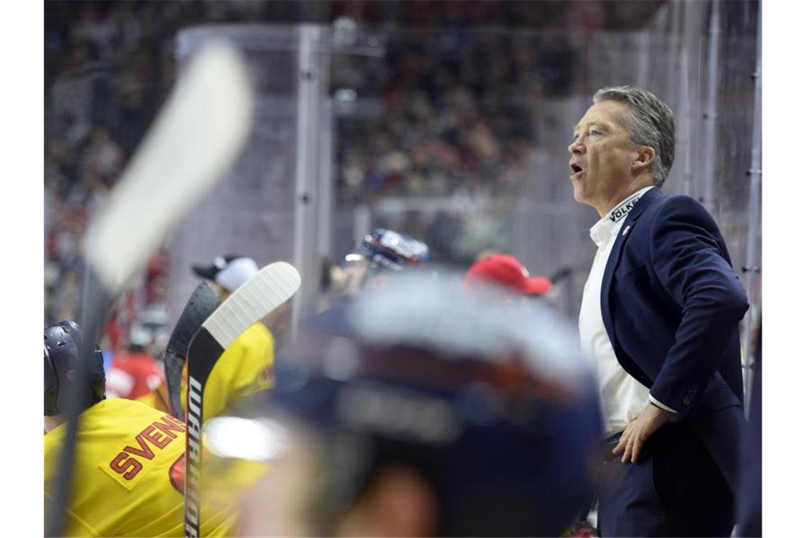 „Halle hat gebebt“: Sieg für Haie, Klatsche für Mannheim DEG-Trainer Harold Kreis beim Spiel gegen die Kölner Haie. Foto: Roberto Pfeil/dpa