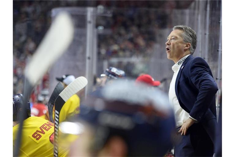 DEG-Trainer Harold Kreis beim Spiel gegen die Kölner Haie. Foto: Roberto Pfeil/dpa