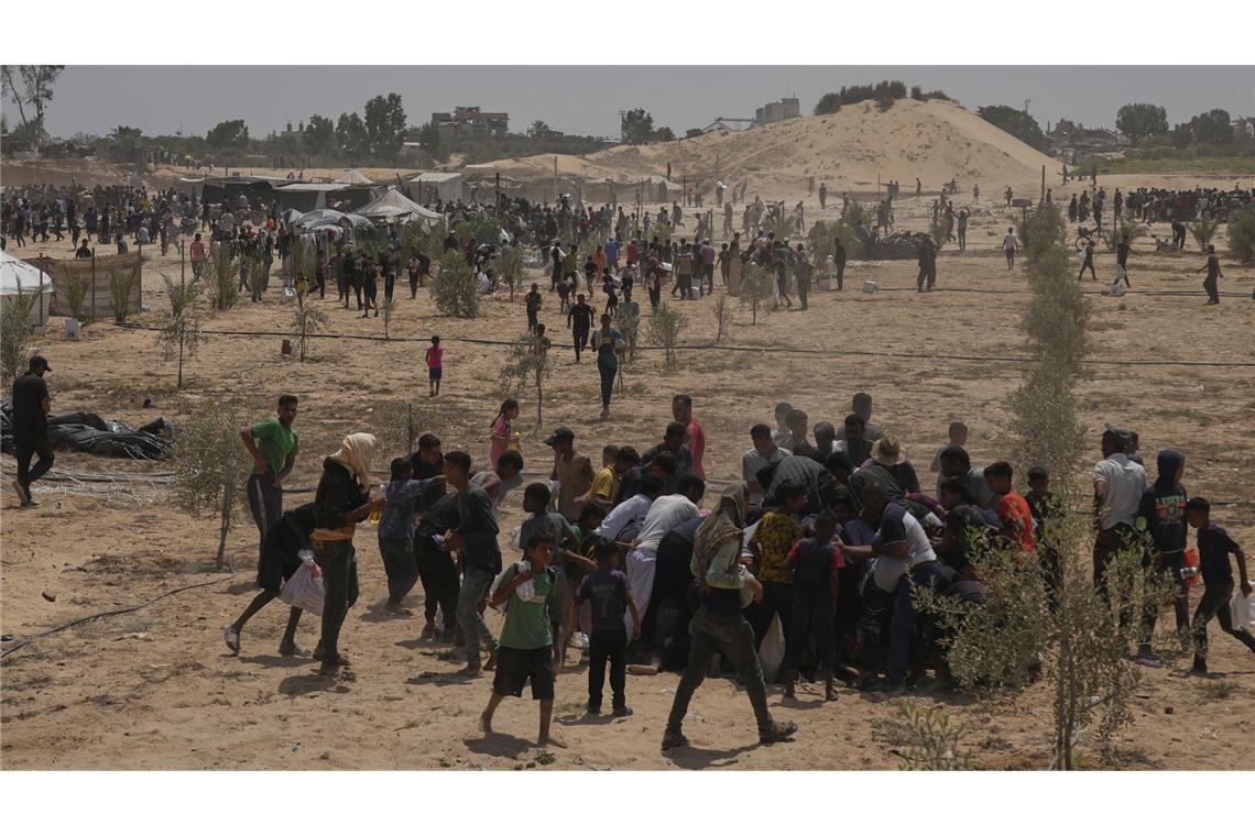 Deir al-Balah: Palästinenser beeilen sich, humanitäre Hilfspakete aus den Vereinigten Arabischen Emiraten einzusammeln, die im zentralen Gazastreifen mit Fallschirmen abgeworfen wurden.