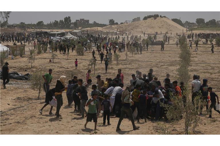 Deir al-Balah: Palästinenser beeilen sich, humanitäre Hilfspakete aus den Vereinigten Arabischen Emiraten einzusammeln, die im zentralen Gazastreifen mit Fallschirmen abgeworfen wurden.