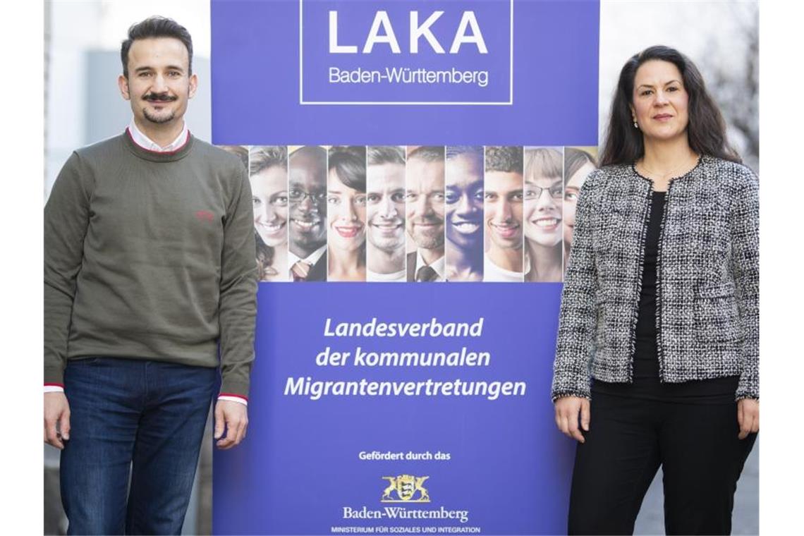 LAKA: Corona weitet Schere zwischen Arm und Reich Dejan Perc (l), Vorsitzenden des Landesverbands der kommunalen Migrantenvertretungen Baden-Württemberg und Argyri Paraschaki (r), Geschäftsführerin des Landesverbands der kommunalen Migrantenvertretungen Baden-Württemberg, stehen vor einem Banner der kommunalen Migrantenvertretung LAKA. Foto: Tom Weller/dpa/Archivbild