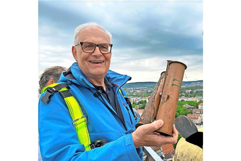 Dekan Eckart Schultz-Berg holt die Zeitkapseln aus der Turmspitze.