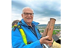 Dekan Eckart Schultz-Berg holt die Zeitkapseln aus der Turmspitze.