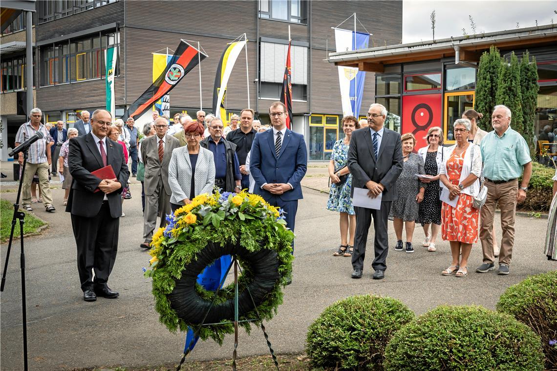 Heimat ist Menschsein Dekan Rainer Köpf, Abgeordnete Inge Gräßle, Oberbürgermeister Maximilian Friedrich und Vorsitzender der Heimatgruppe Dieter Klenk (vorne, von links) sprachen bei der Kranzniederlegung zum Thema Flucht und Vertreibung. Foto: Alexander Becher