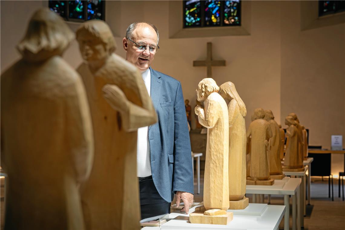 Biblische Schnitzereien mit einer starken Botschaft Dekan Rainer Köpf hat die Schnitzfiguren selbst im Erzgebirge abgeholt. Foto: Alexander Becher