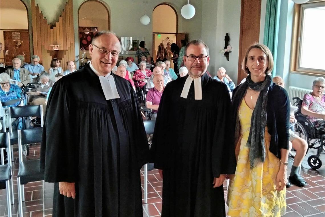 Engagierter Einsatz für Seelsorge und Bildung Dekan Rainer Köpf (links) und Sabine Laible von der Staigacker-Stiftung verabschieden Gerd Walter Ziegler in den Ruhestand. Foto: Evangelischer Kirchenbezirk Backnang