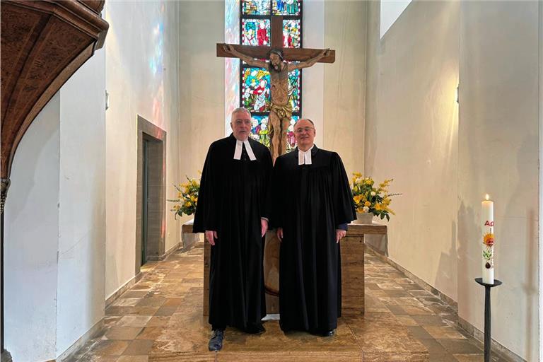 Dekan Rainer Köpf (rechts) hat Pfarrer Tobias Küenzlen eingesetzt. Foto: privat
