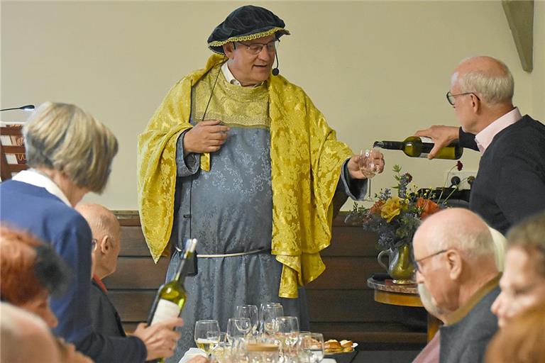 Dekan Rainer Köpf schlüpft mit vollem Einsatz und voller Lebensfreude in die jeweiligen Rollen wie den Hesso von Baccananc. Foto: Tobias Sellmaier