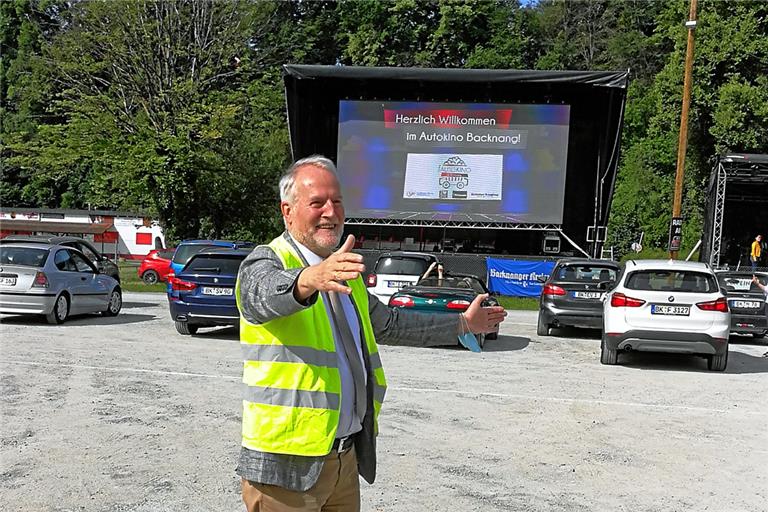 Dekan Wilfried Braun half freudig mit beim Einweisen der ankommenden Autos. Foto: privat