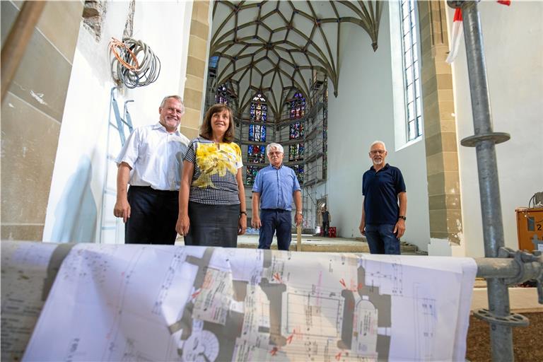 Dekan Wilfried Braun und seine Frau, die geschäftsführende Pfarrerin der Backnanger Stiftskirche, Sabine Goller-Braun, sowie Matthias Burkhardt, der Vorsitzende des Bauausschusses, und Kurt Wörner, der Chef der Stiftsbauhütte, freuen sich über den Baufortschritt. Fotos: A. Becher