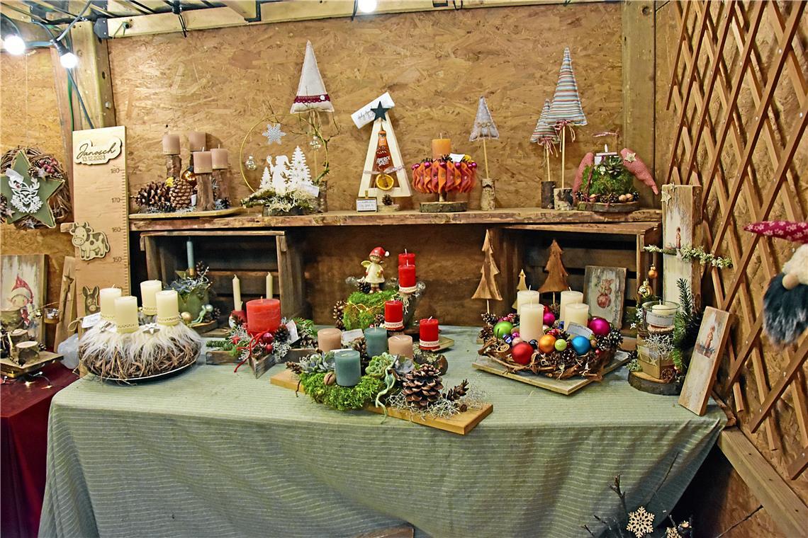 Dekoartikel für die Advents- und Weihnachtszeit. Weihnachtsmarkt in Backnang 202...