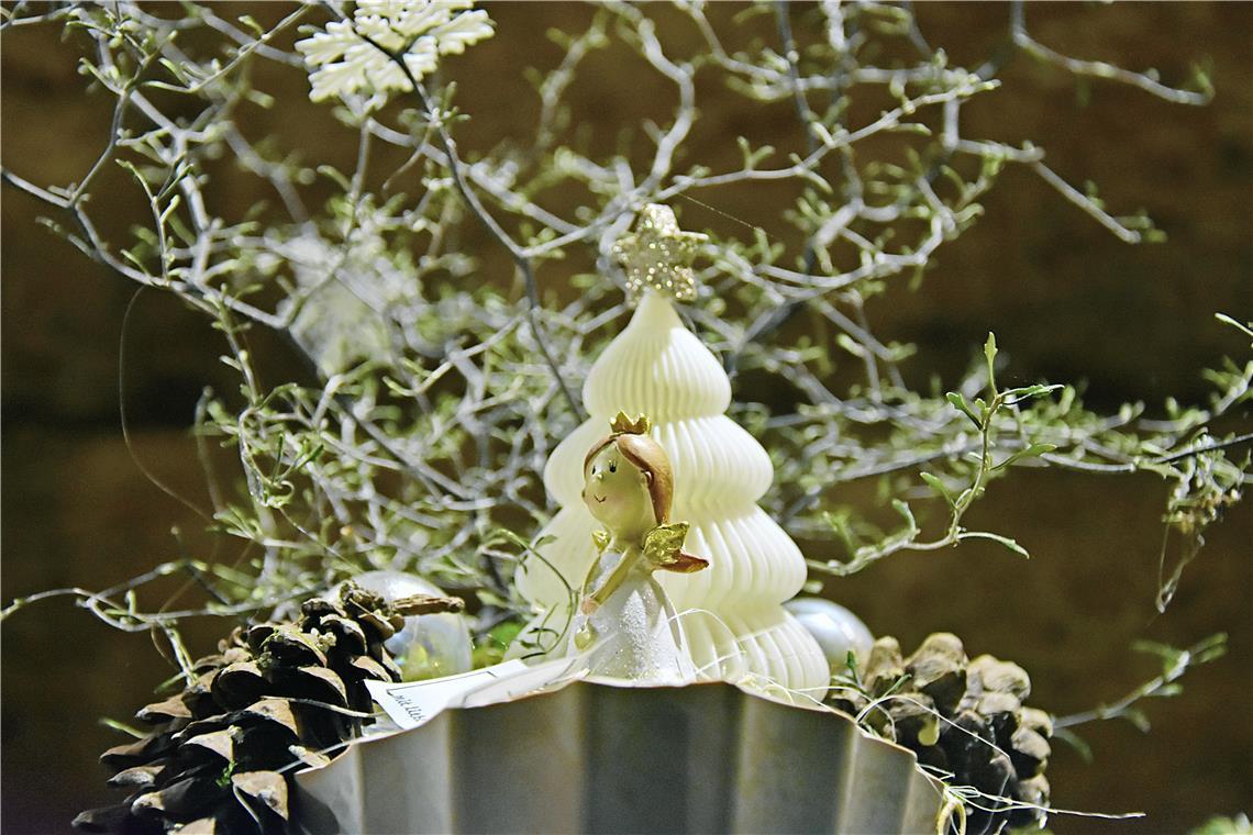 Dekoartikel für die Advents- und Weihnachtszeit. Weihnachtsmarkt in Backnang 202...