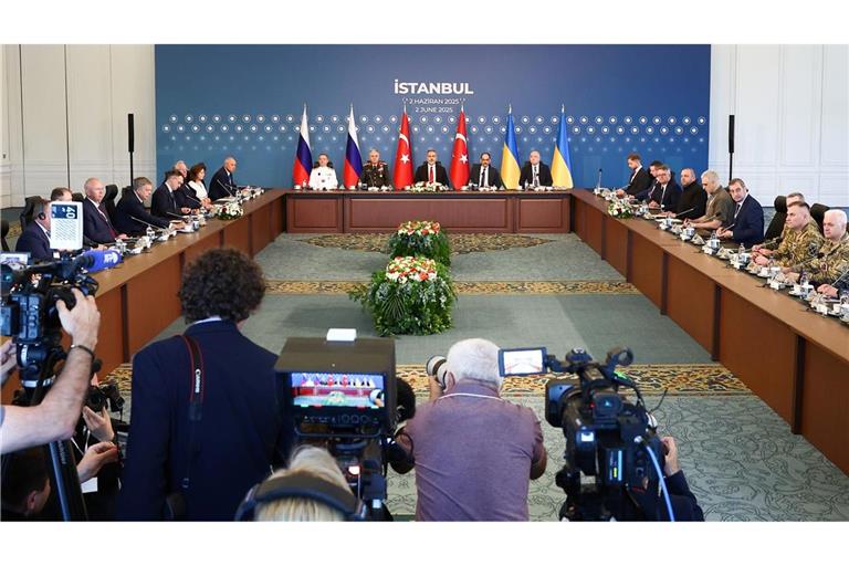 Delegationen der neuen direkten Verhandlung zwischen Russland und der Ukraine kommen unter türkischer Führung zusammen