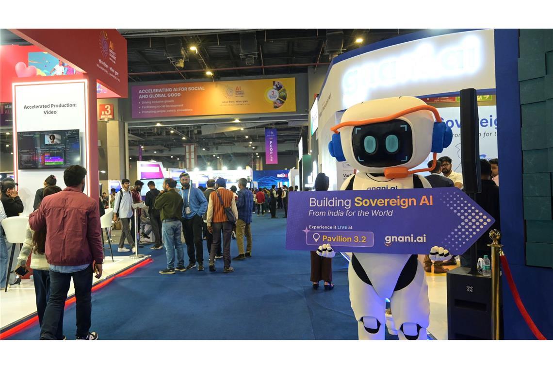 Delegierte betrachten eine Ausstellung am Rande des "AI Impact Summit" in Neu Delhi.