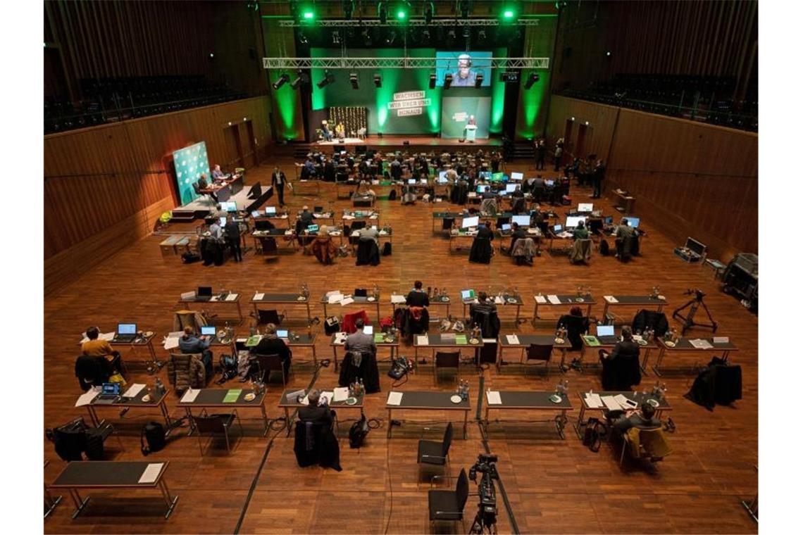 Delegierte in der Stadthalle beim Landesparteitag von Bündnis 90/Die Grünen Baden-Württemberg. Foto: Marijan Murat/dpa