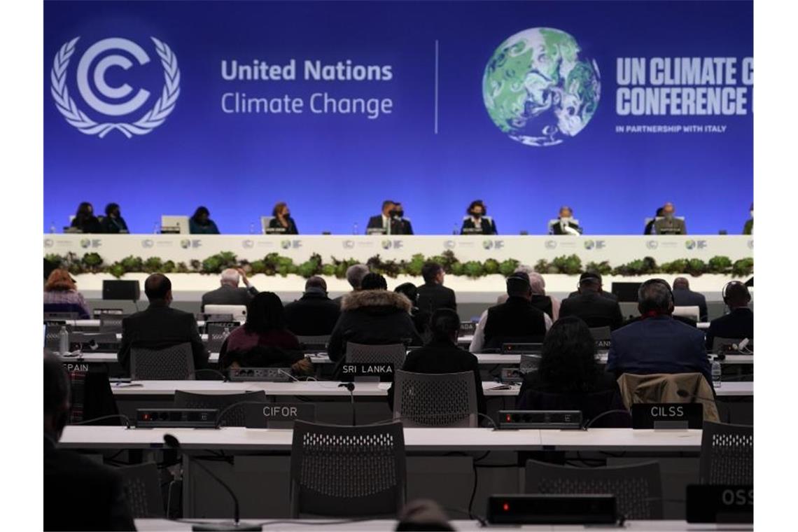 Delegierte nehmen an der verfahrensmäßigen Eröffnung des UN-Klimagipfels COP26 teil. Das Treffen im schottischen Glasgow geht mit Ansprachen Dutzender Staats- und Regierungschefs in seinen zweiten Tag. Foto: Alberto Pezzali/AP POOL/dpa