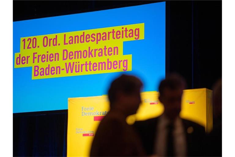 Delegierte stehen während des 120. ordentlichen Landesparteitages der FDP Baden-Württemberg vor der Bühne. Foto: Sebastian Gollnow/dpa