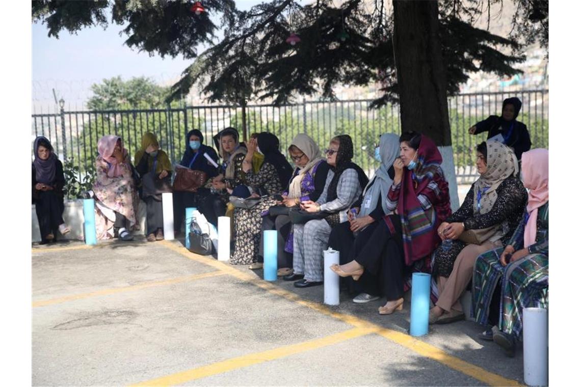 Delegierten warten darauf, zur ersten Sitzung der Loja Dschirga gebracht zu werden. Foto: Rahmat Gul/AP/dpa