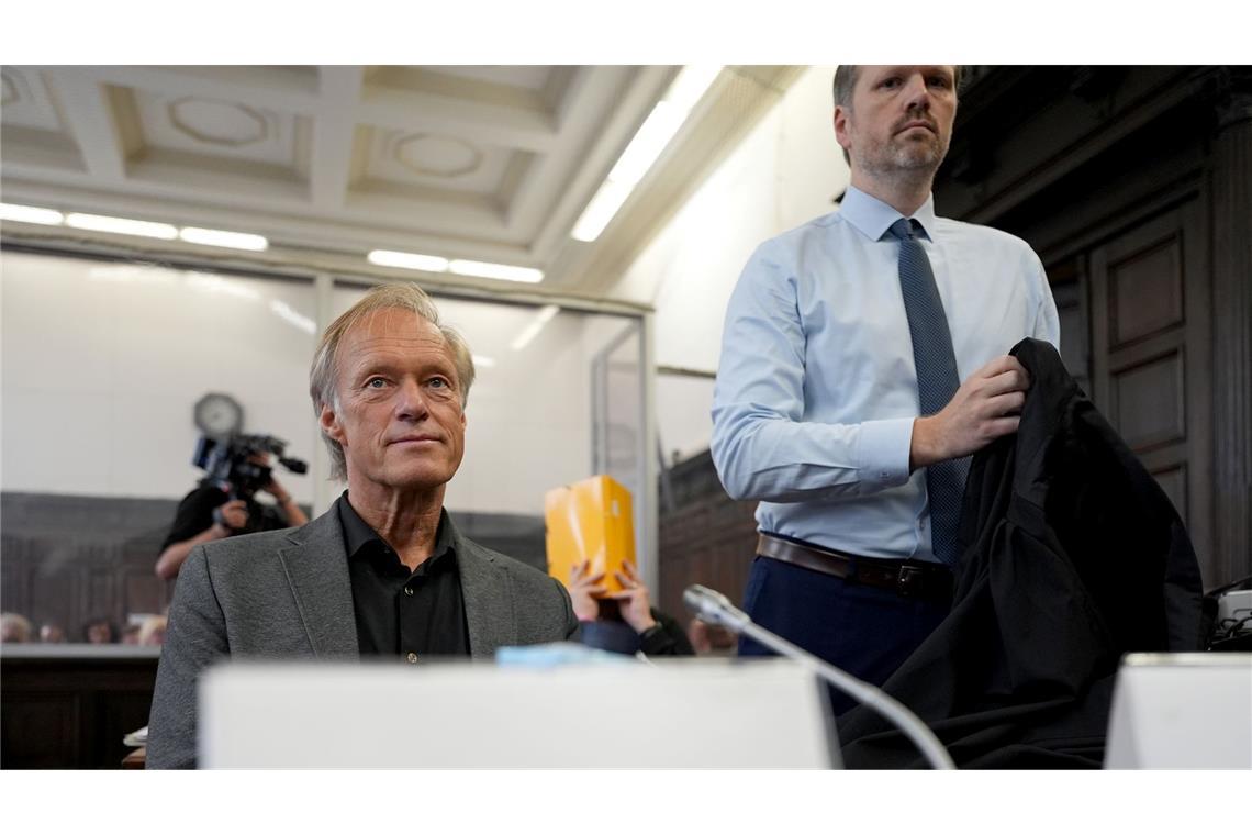 Delling und sein Verteidiger vor dem Landgericht.