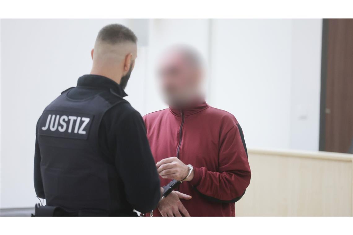 Dem 46 Jahre alten Mann wird vorgeworfen, dass er seine Frau in einer Straßenbahn mit Benzin übergossen und dann angezündet haben soll. (Archivbild)