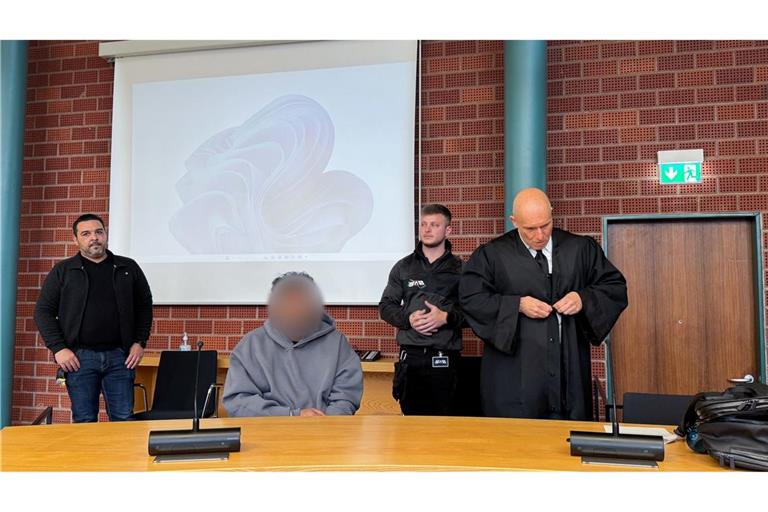 Dem angeklagten 50-Jährigen wird Mord aus niedrigen Beweggründen vorgeworfen.