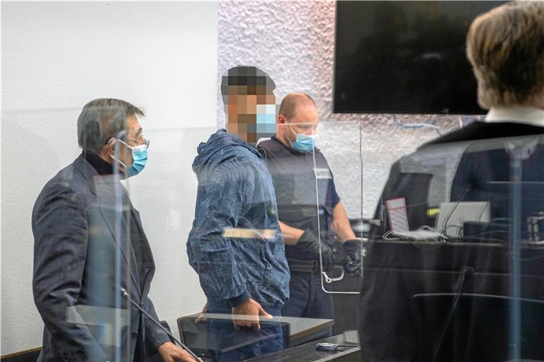 Dem Angeklagten – hier bei der Prozesseröffnung –  wurde vorgeworfen, mit einem Ausbeinmesser mehrfach wuchtig auf sein Opfer eingestochen zu haben. Die 19. Große Strafkammer hat den 29-Jährigen nun zu lebenslanger Haft verurteilt. Foto: A. Becher