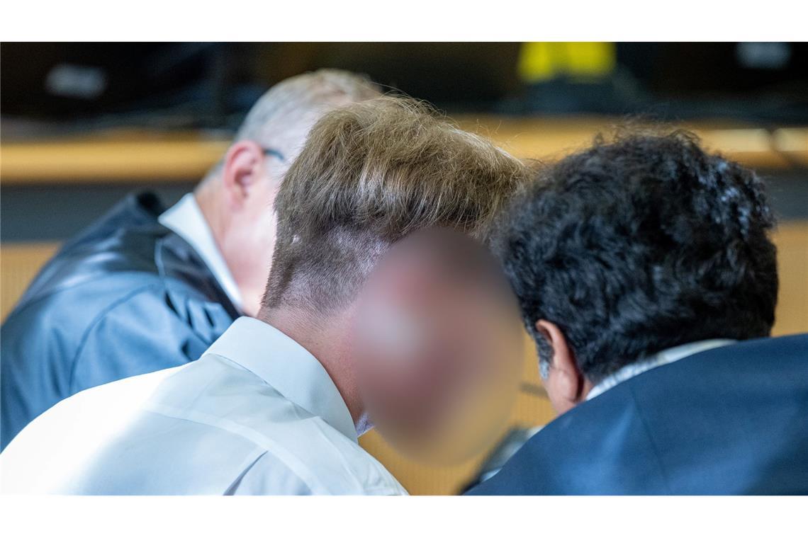 Dem Beschuldigten werden versuchter Totschlag und gefährliche Körperverletzung vorgeworfen.