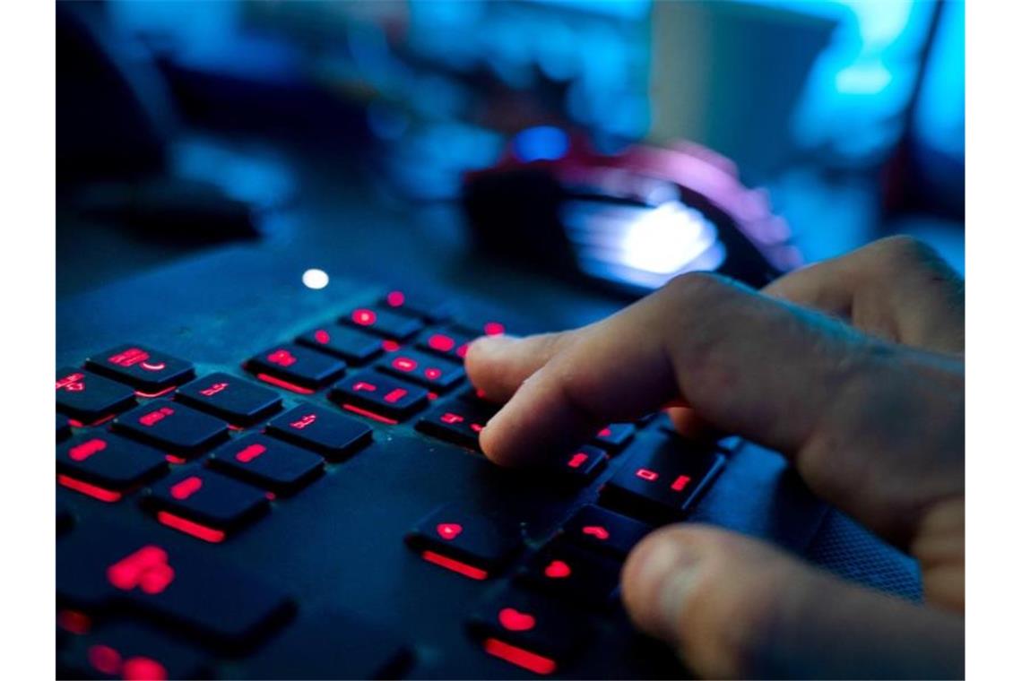 Experte: Deutschland schlecht gegen Cyberkrieg gerüstet Dem Bundesverband der Energie- und Wasserwirtschaft zufolge wurden in Deutschland zuletzt mehr Cyberangriffe verzeichnet. Foto: Nicolas Armer/dpa/Illustration
