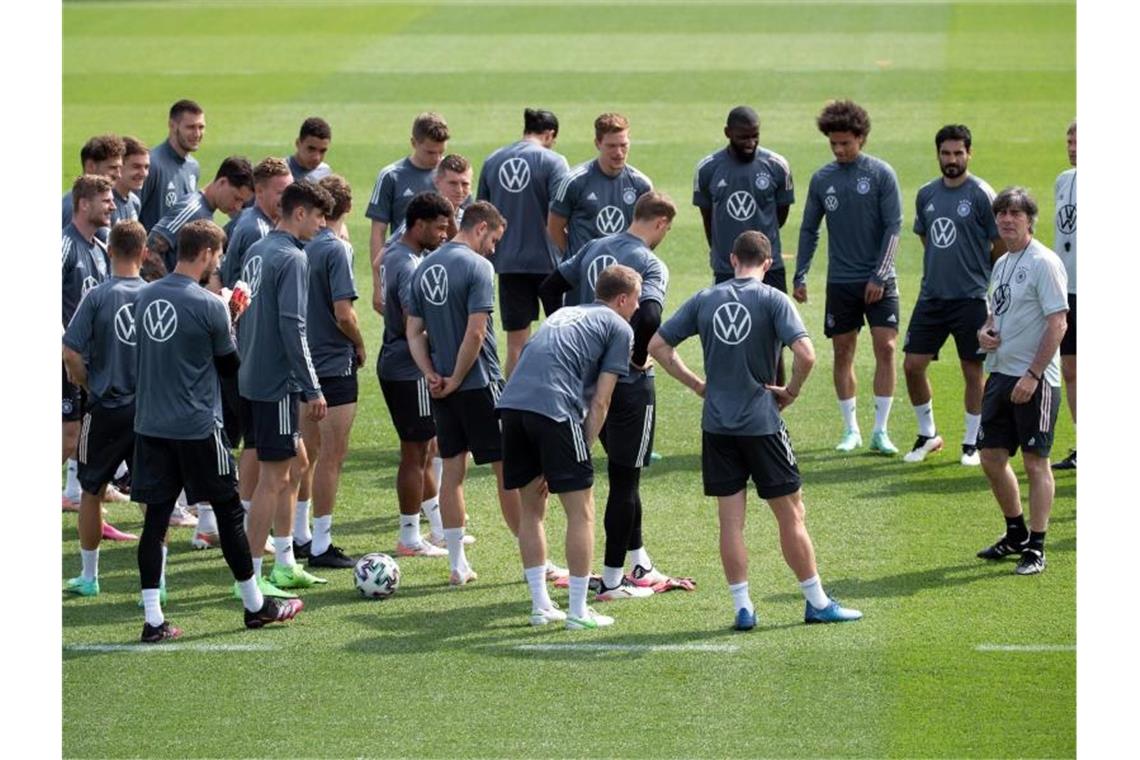 Sattes Urlaubsgeld: DFB-Team winken 10,4 Millionen Euro Dem DFB-Team winkt im Falle des EM-Sieges ein warmer Geldregen. Foto: Federico Gambarini/dpa