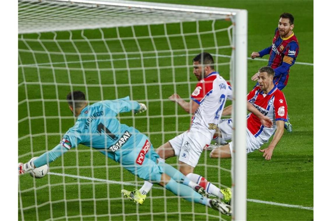 „Zyklon“ Mbappé zerlegt Barça & Messi Dem FC Barcelona um Superstar Lionel Messi (r) droht das Aus. Foto: Joan Monfort/AP/dpa