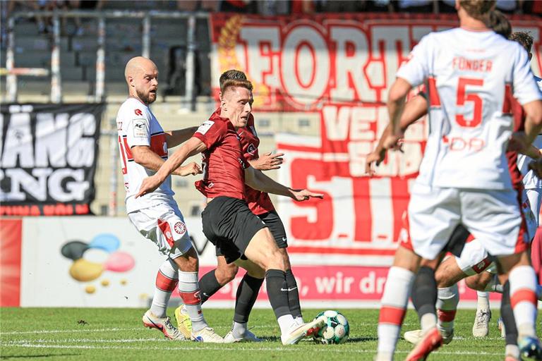 Dem Gegner am Ende mindestens einen Schritt voraus: Loris Maier (am Ball), dank dessen Treffer die SG Sonnenhof Großaspach einen perfekten Saisonstart schafft. Foto: Alexander Becher