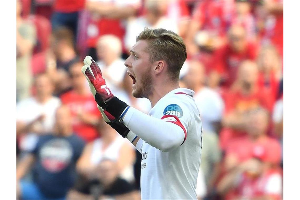 Erster Bayern-Sieg dank Lewandowski - Leverkusen gewinnt Dem Mainzer Torwart Florian Müller unterläuft ein ärgerlicher Torwartfehler im Spiel gegen Mönchengladbach. Foto: Torsten Silz