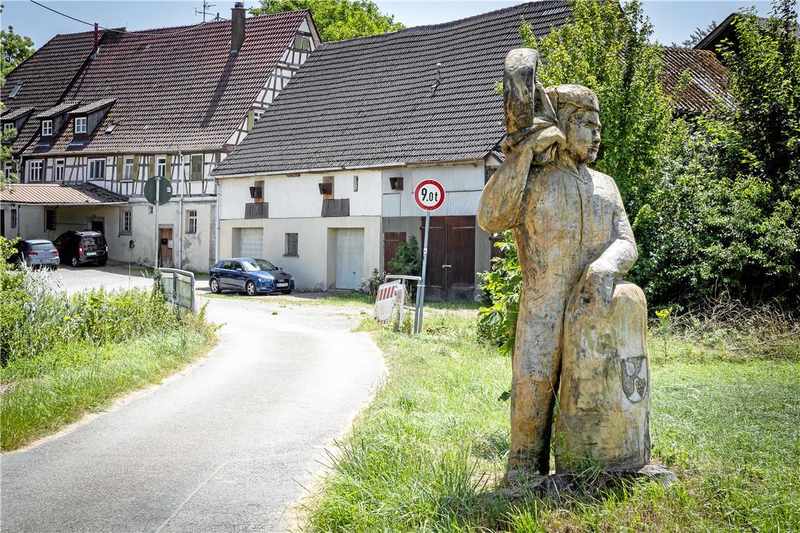 Möglicher Bombenfund in Großaspach Dem „Müller“, einer Skulptur von Miklós Vajna nahe der Brücke, ist angesichts des möglichen Bombenfunds sicherlich bang zumute. Die Pappel, aus der er 2021 geschaffen wurde, stand hier aber wohl schon lange vor dem damaligen Bombardement. Foto: Alexander Becher