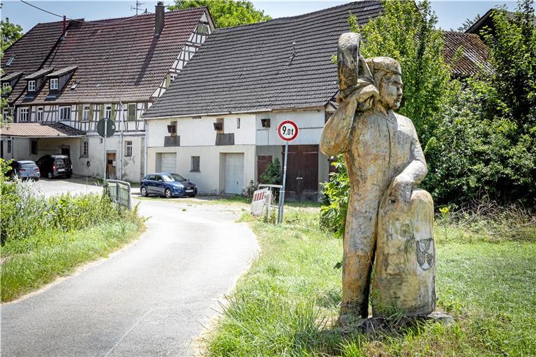 Dem „Müller“, einer Skulptur von Miklós Vajna nahe der Brücke, ist angesichts des möglichen Bombenfunds sicherlich bang zumute. Die Pappel, aus der er 2021 geschaffen wurde, stand hier aber wohl schon lange vor dem damaligen Bombardement. Foto: Alexander Becher
