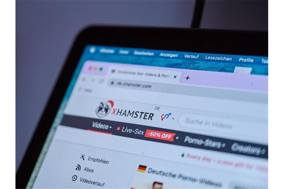 Problemfall Porno: Portal xHamster droht Netzsperre Dem reichweitenstarken Pornoportal xHamster droht eine Netzsperre wegen Missachtung des Kinder- und Jugendschutzes. Foto: Annette Riedl/dpa