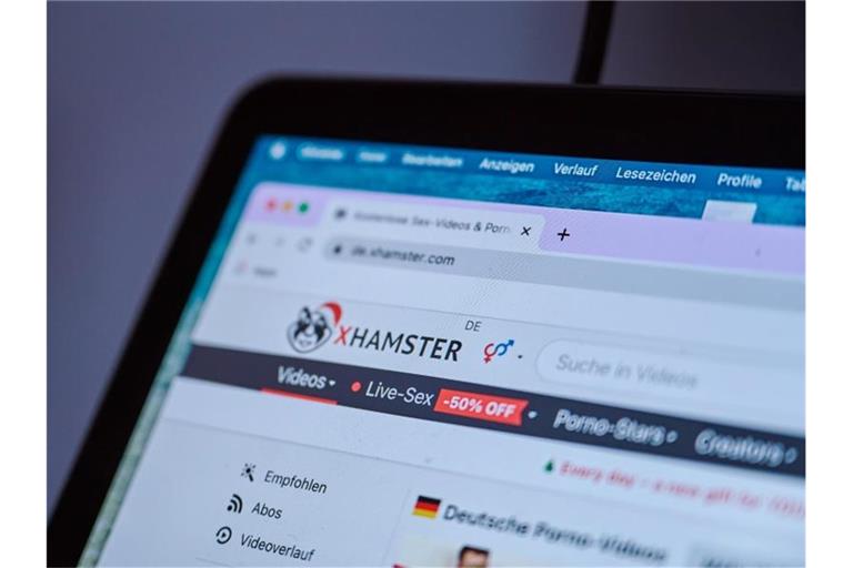 Dem reichweitenstarken Pornoportal xHamster droht eine Netzsperre wegen Missachtung des Kinder- und Jugendschutzes. Foto: Annette Riedl/dpa