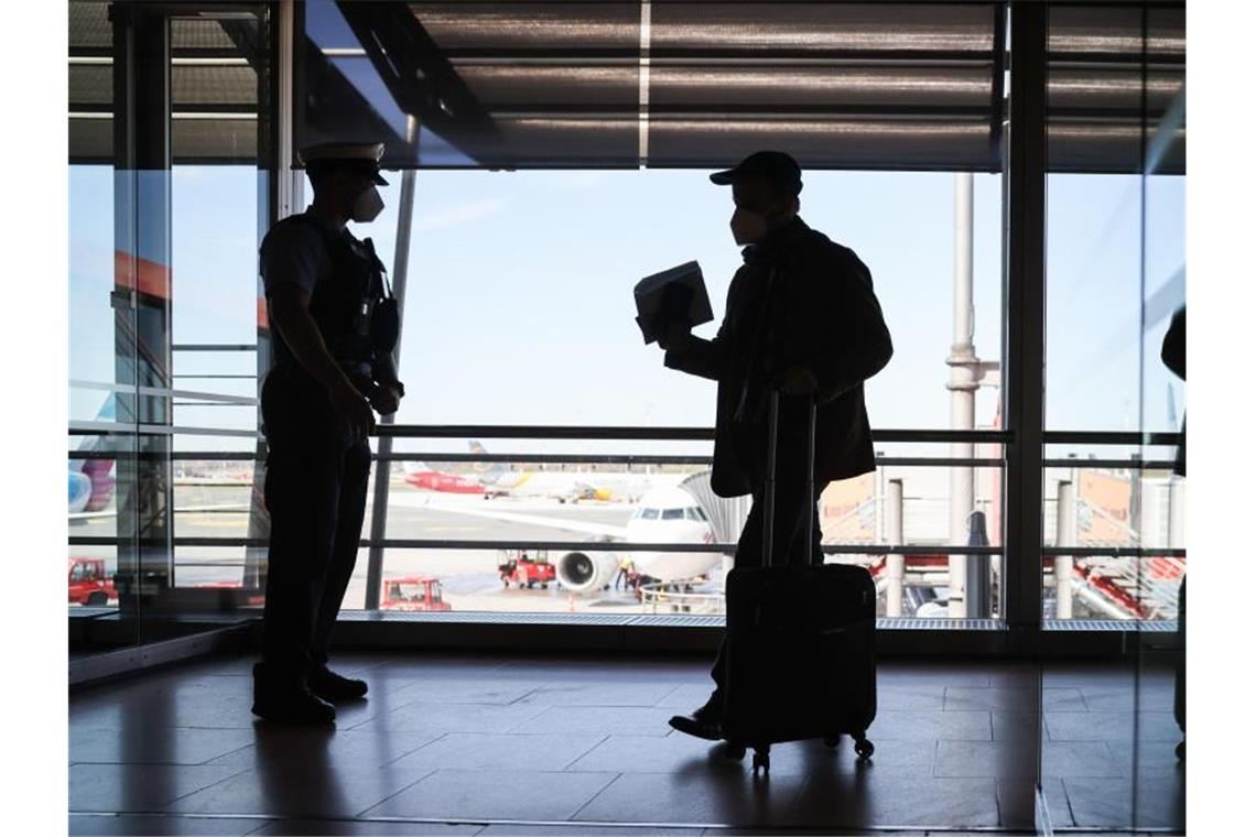 RKI: Nur wenige Infektionen aus dem Ausland eingeschleppt Dem RKI wurden zuletzt innerhalb von vier Wochen 1036 Fälle gemeldet, bei denen eine wahrscheinliche Ansteckung im Ausland angenommen wird. Foto: Christian Charisius/dpa