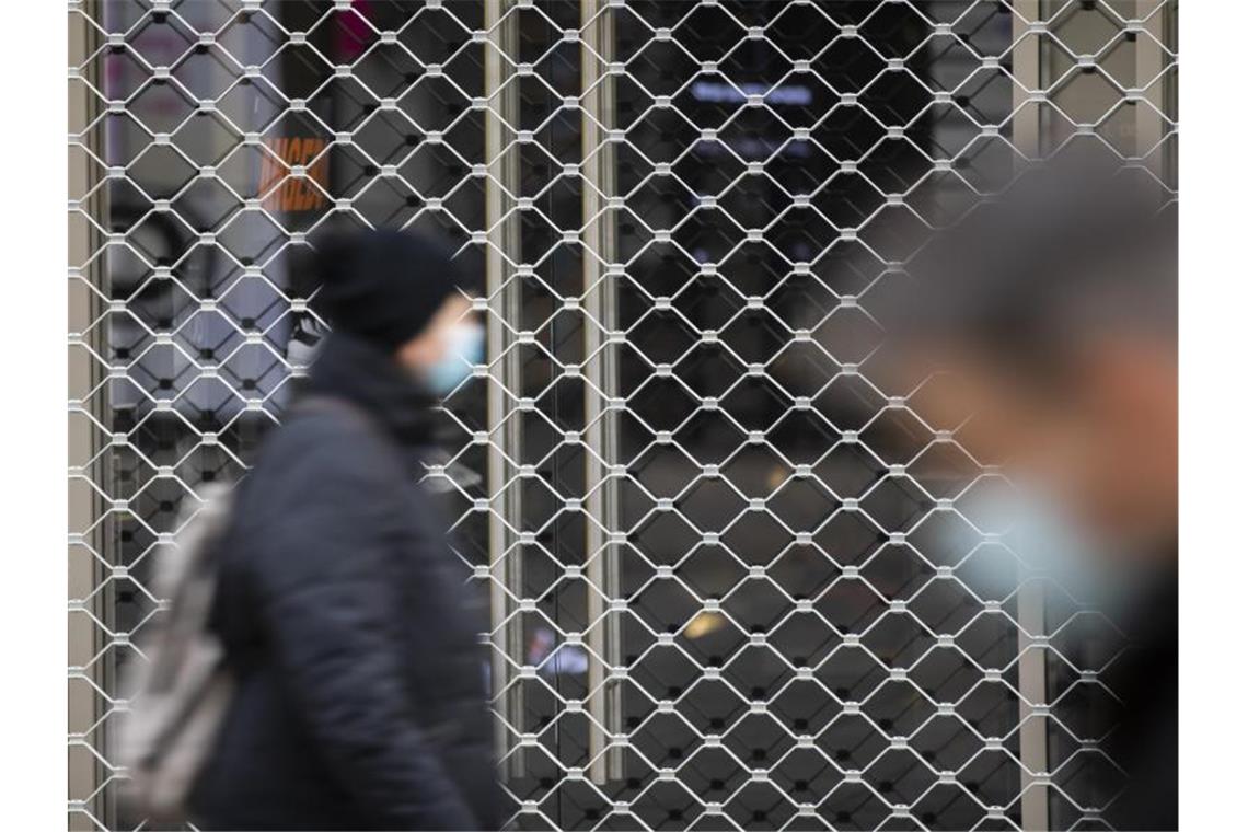 348 neue Corona-Todesfälle: Werte nur bedingt vergleichbar Dem Robert Koch-Institut wurden 10.976 Corona-Neuinfektionen gemeldet. Foto: Tom Weller/dpa