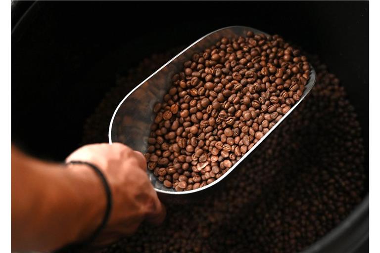 Dem Statistischen Bundesamt zufolge sind die Einfuhrpreise für nicht geröstete Kaffeebohnen derzeit gut 53 Prozent höher im vergangenen Jahr. Die Einfuhrpreise für Kaffee, entkoffeiniert oder geröstet, kletterten um 35,8 Prozent.