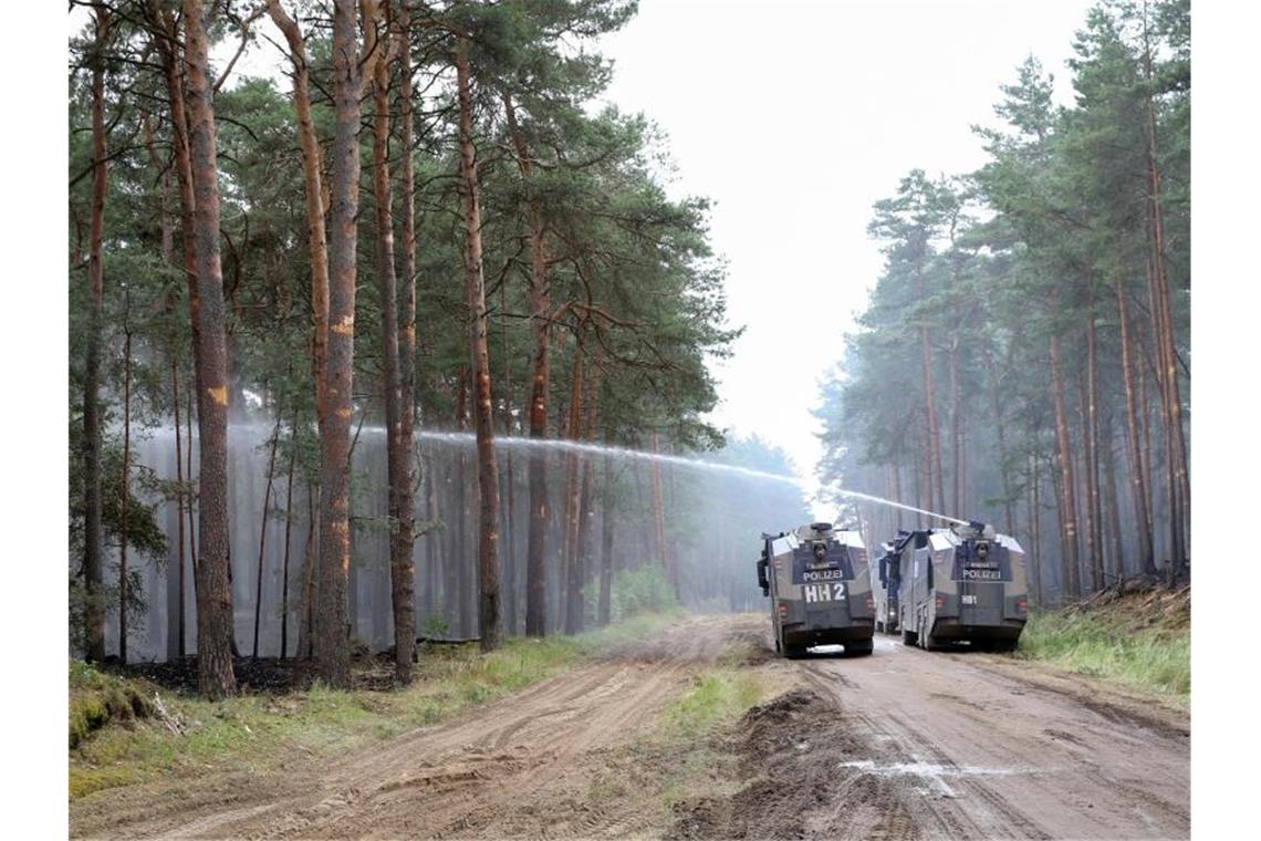 Waldbrand bei Lübtheen hält Löschkräfte weiter in Atem Dem unermüdlichen Einsatz der Feuerwehrleute und der Hilfe der Bundeswehr ist es zu verdanken, dass sich das Feuer nicht mehr ausdehnt. Foto: Bodo Marks/dpa/POOL