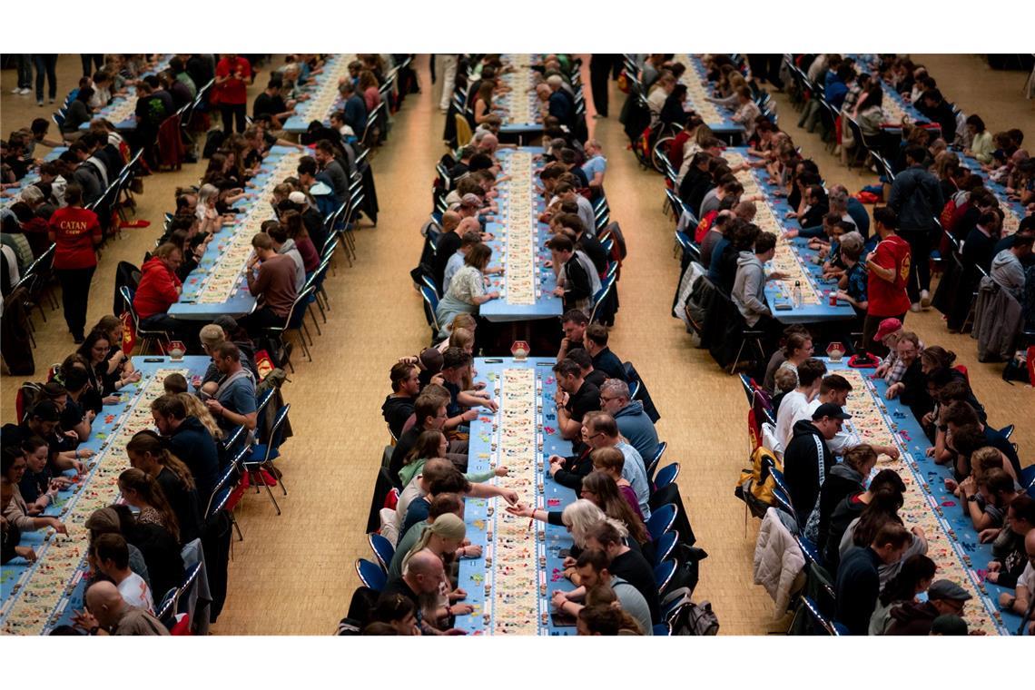 Catan-Fans knacken Weltrekord in Essener Grugahalle Dem Unternehmen Kosmos zufolge ist Catan binnen 30 Jahren mit vielen Erweiterungen mehr als 45 Millionen Mal in gut 100 Ländern verkauft worden.