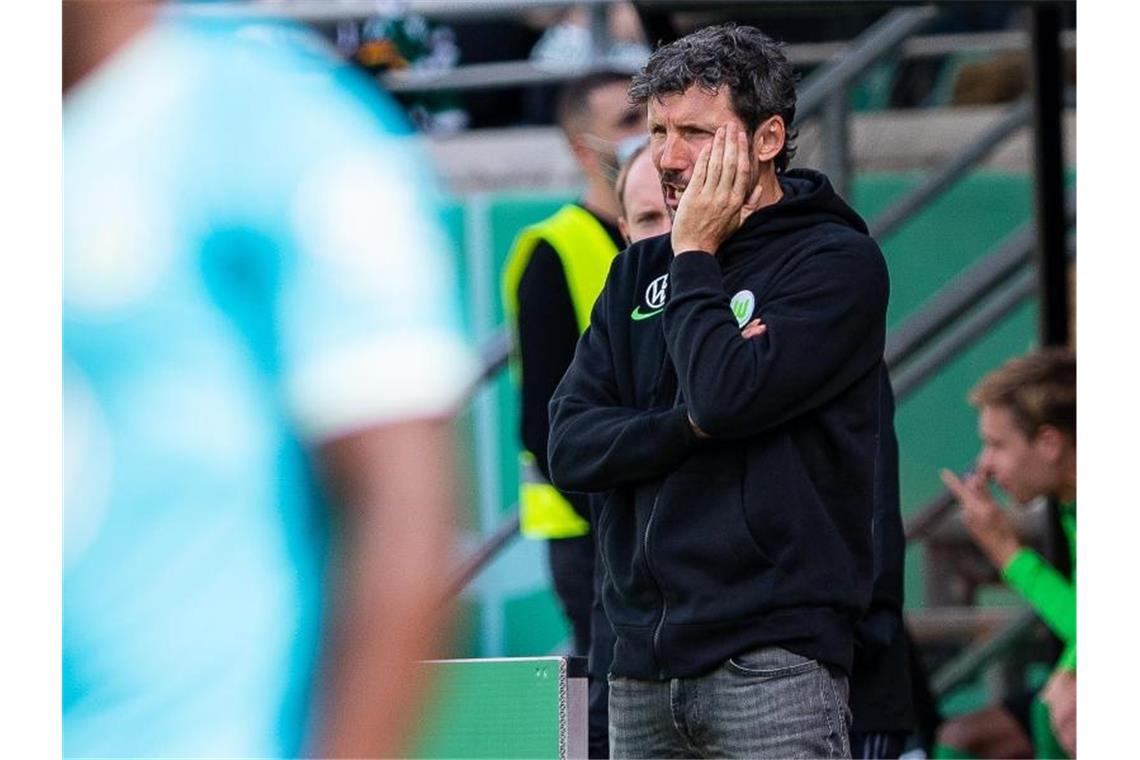 Wolfsburg muss zittern: Falsch gewechselt und nun raus? Dem VfL Wolfsburg und Trainer Mark van Bommel droht nach einem Wechselfehler eine Niederlage am grünen Tisch. Foto: Guido Kirchner/dpa