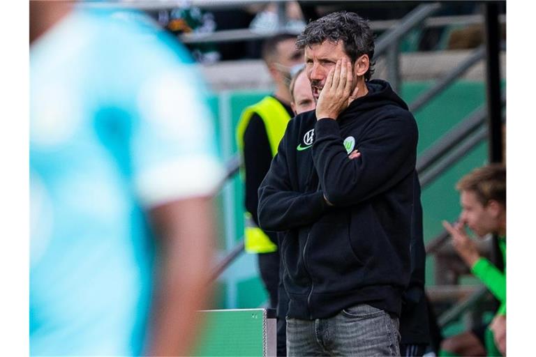 Dem VfL Wolfsburg und Trainer Mark van Bommel droht nach einem Wechselfehler eine Niederlage am grünen Tisch. Foto: Guido Kirchner/dpa