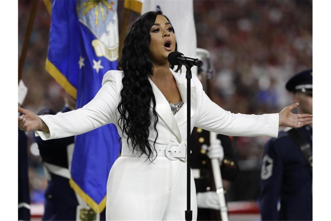Demi Lovato singt vor dem Spiel die US-amerikanische Nationalhymne. Foto: Seth Wenig/AP/dpa