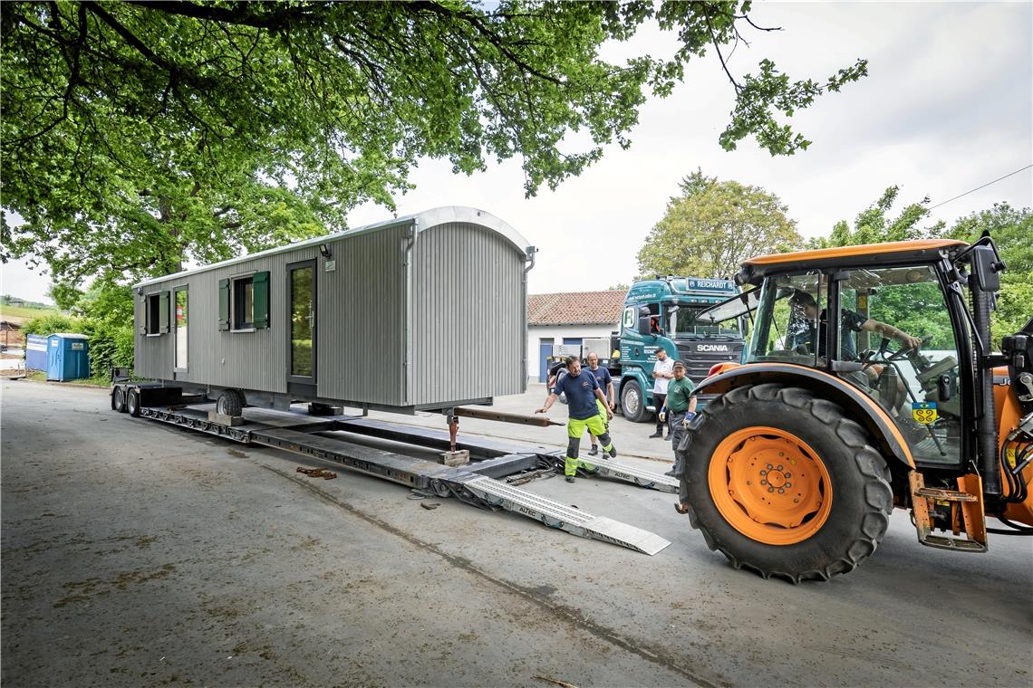 Der Wichtelwagen für den Naturkindergarten in Erbstetten ist eingetroffen Demnächst wird noch eine Terrasse an den Wichtelwagen angebaut. Foto: Alexander Becher