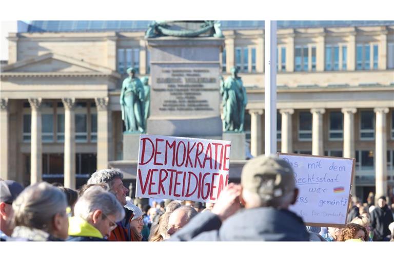 Demo gegen Rechtsextremismus in Stuttgart – laut einer Umfrage sind vor allem Gutbetuchte in Sorge.