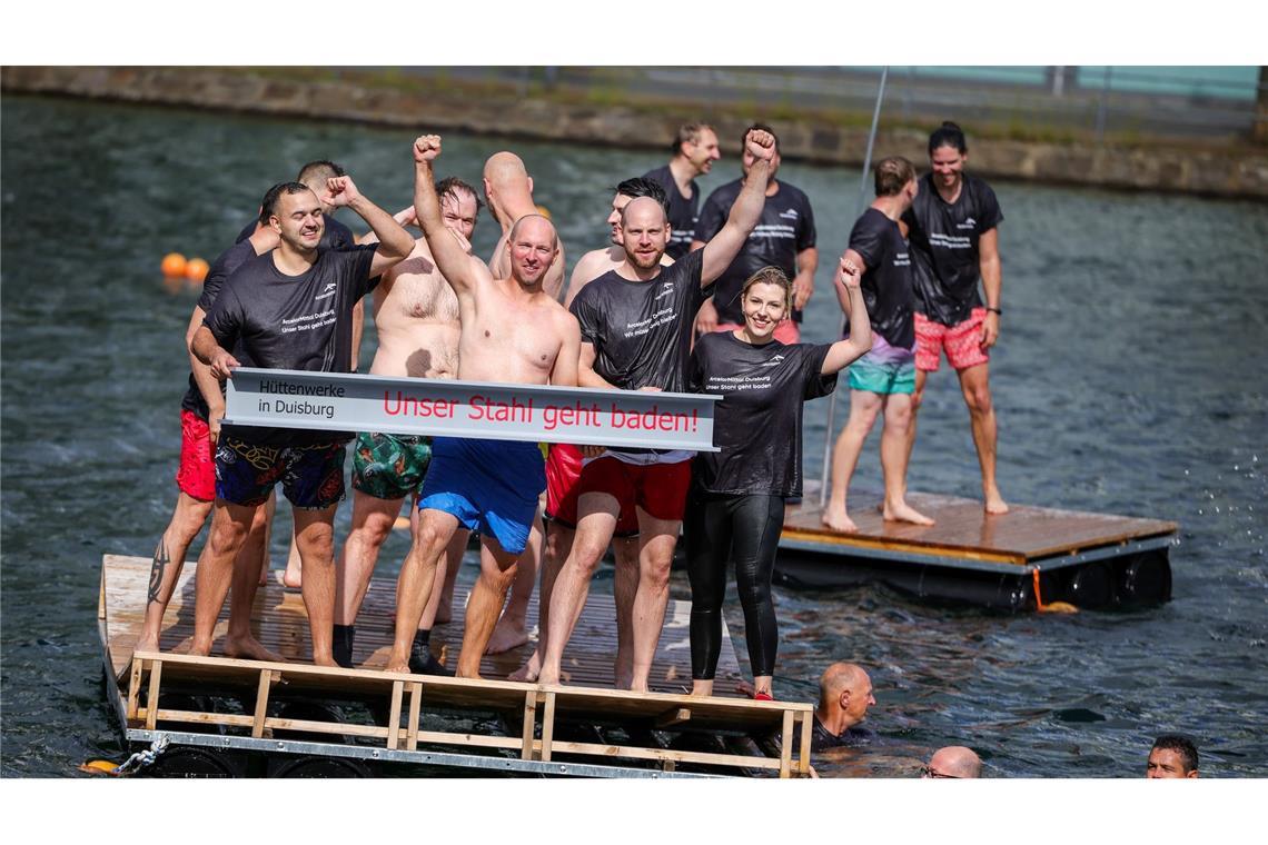 "Unser Stahl geht baden": Stahlarbeiter springen ins Wasser Demo mit Spaßfaktor: Arcelormittal-Beschäftigte in Duisburg fordern den Erhalt ihrer Arbeitplätze mit einer ungewöhnlichen Aktion.