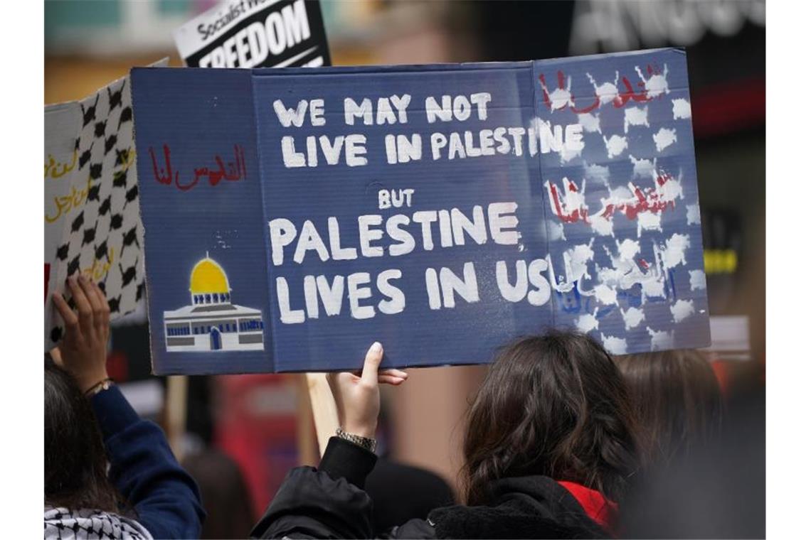 Solidarität mit Palästinensern: Riesendemo in London Demo-Schild: "Wir leben vielleicht nicht in Palästina, aber Palästina lebt in uns". Foto: Yui Mok/PA Wire/dpa