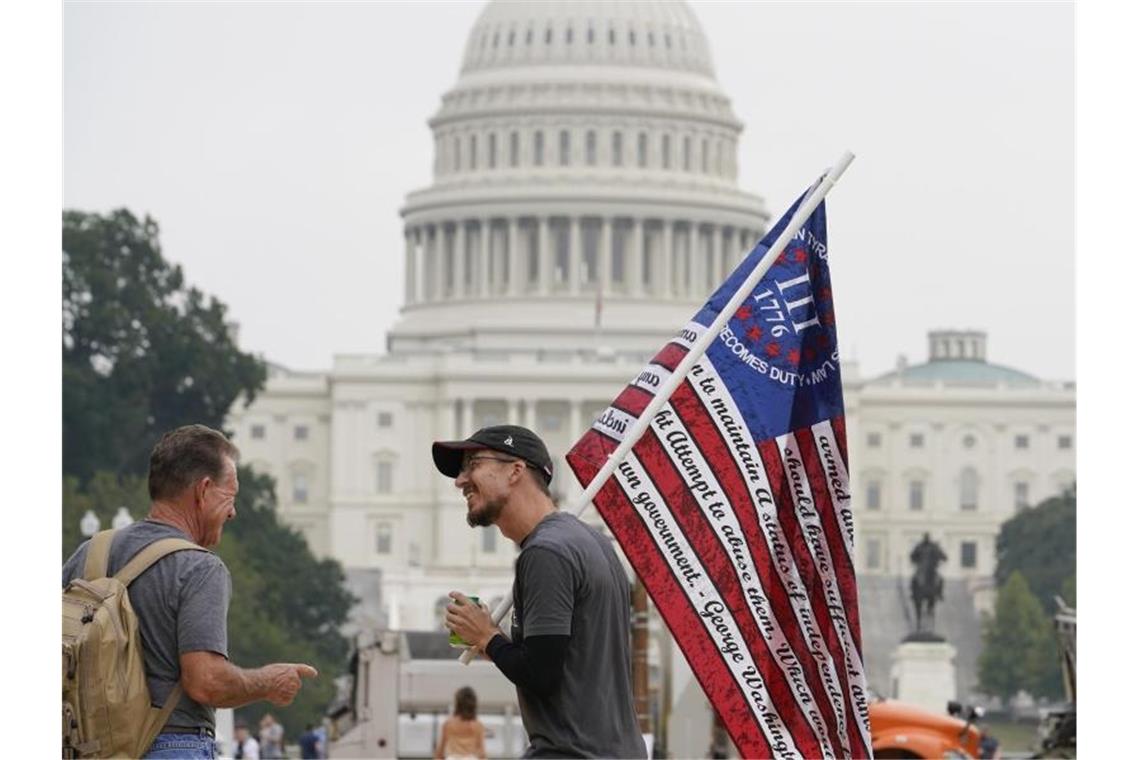 Einige Hundert Teilnehmer bei Pro-Trump-Demo am US-Kapitol Demo-Teilnehmer in Washington. Foto: Brynn Anderson/AP/dpa